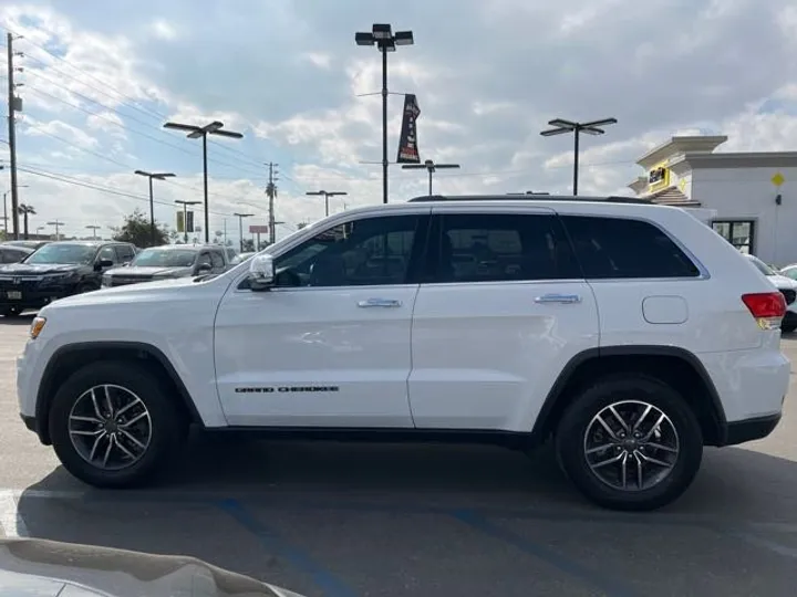 WHITE, 2019 JEEP GRAND CHEROKEE Image 4