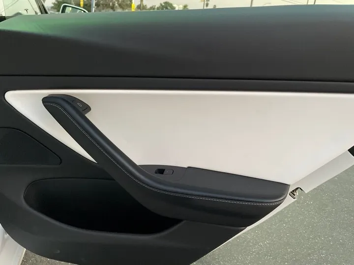 WHITE, 2021 TESLA MODEL 3 Image 29