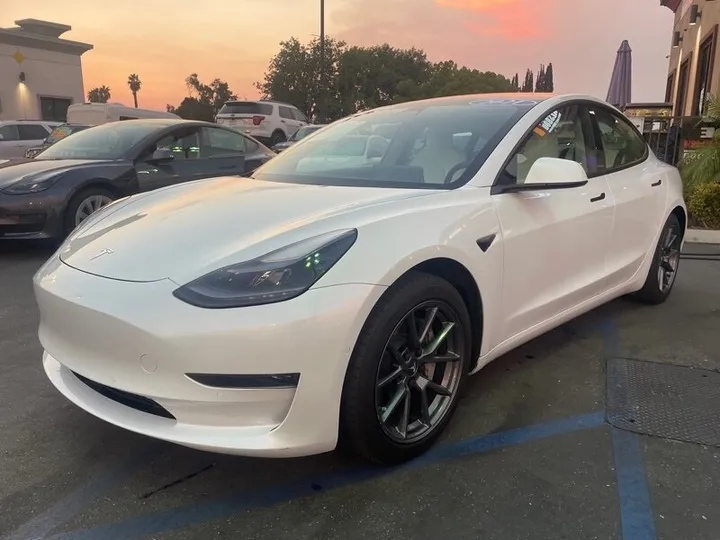 WHITE, 2021 TESLA MODEL 3 Image 4