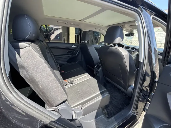 BLACK, 2021 VOLKSWAGEN TIGUAN Image 19