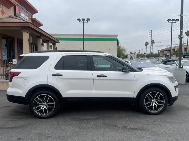 WHITE, 2018 FORD EXPLORER Image 10