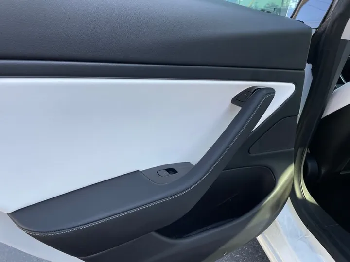 WHITE, 2020 TESLA MODEL 3 Image 17