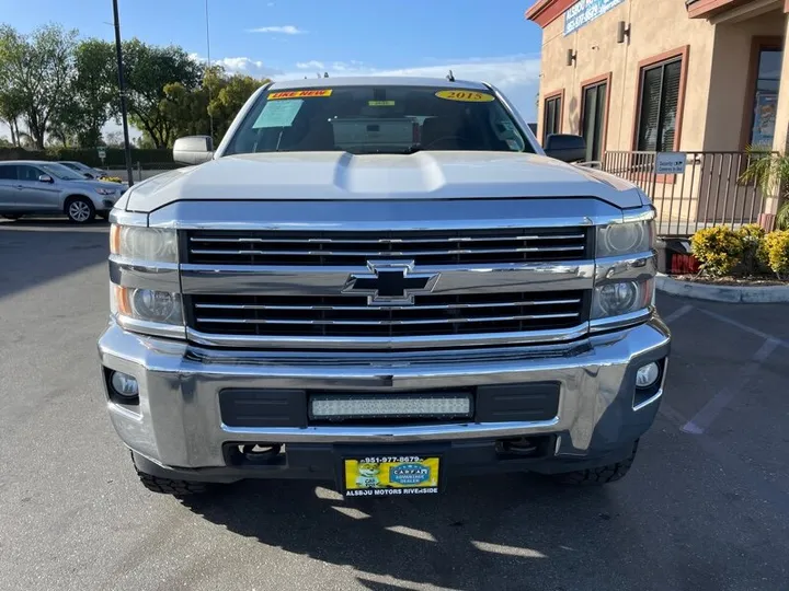 WHITE, 2015 CHEVROLET SILVERADO 2500 Image 2