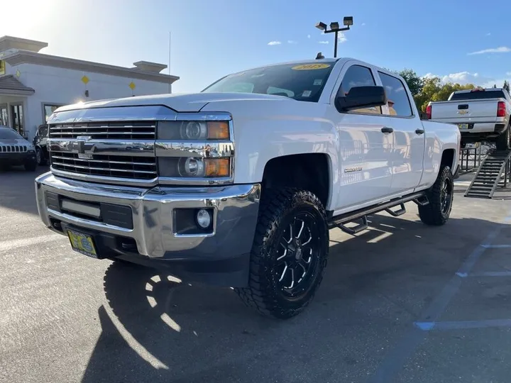 WHITE, 2015 CHEVROLET SILVERADO 2500 Image 3