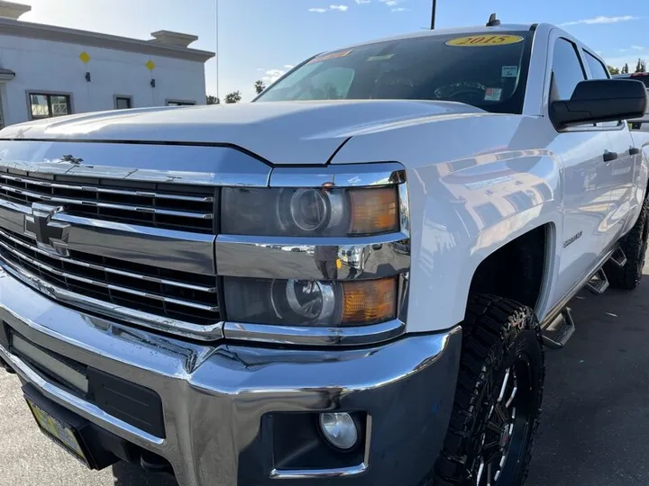 WHITE, 2015 CHEVROLET SILVERADO 2500 Image 4