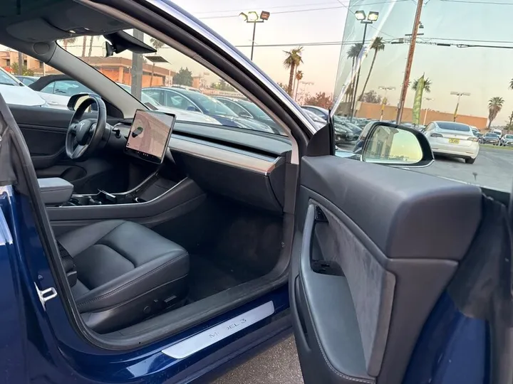 BLUE, 2019 TESLA MODEL 3 Image 31