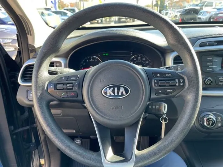 BLACK, 2016 KIA SORENTO Image 17