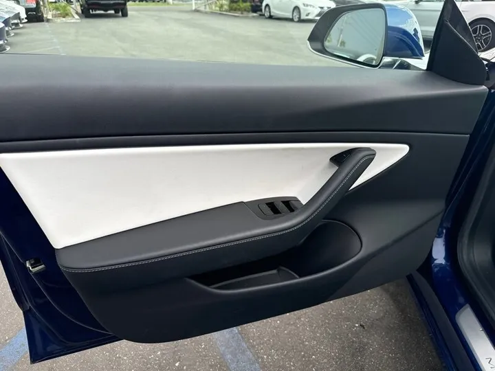 BLUE, 2020 TESLA MODEL 3 Image 17