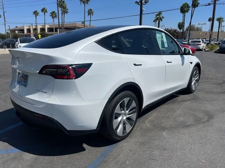 WHITE, 2021 TESLA MODEL Y Image 10