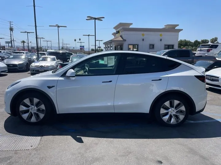 WHITE, 2021 TESLA MODEL Y Image 7