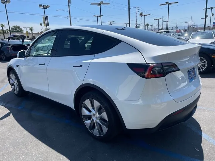 WHITE, 2021 TESLA MODEL Y Image 8