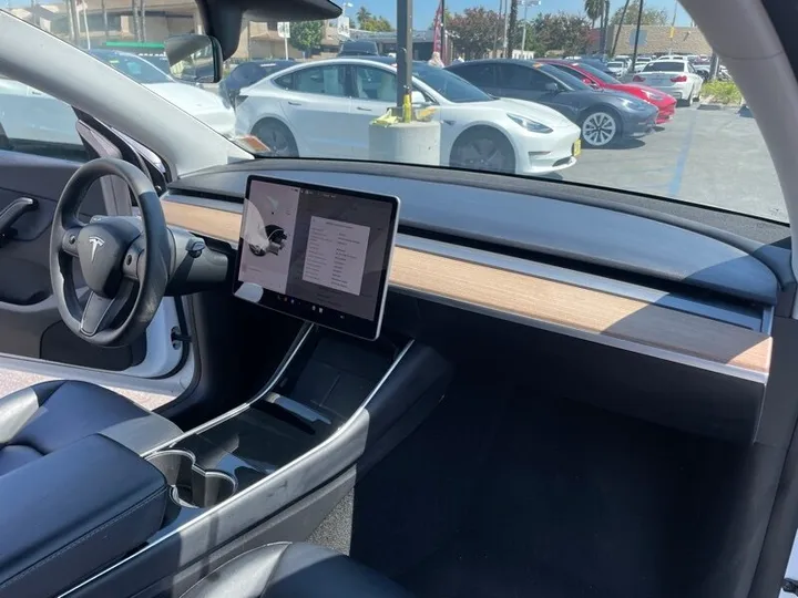 WHITE, 2021 TESLA MODEL Y Image 40