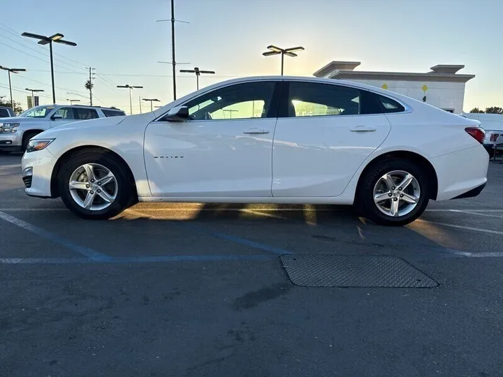 WHITE, 2022 CHEVROLET MALIBU Image 5