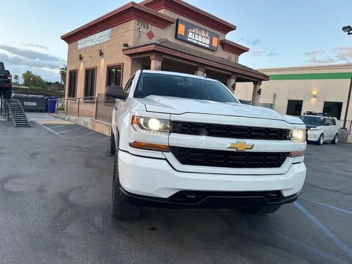 WHITE, 2018 CHEVROLET SILVERADO 1500 Image 2