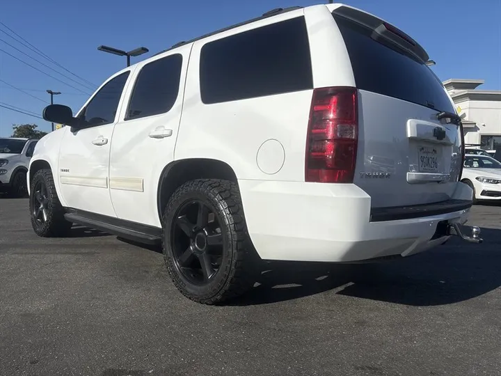 SILVER, 2013 CHEVROLET TAHOE Image 4