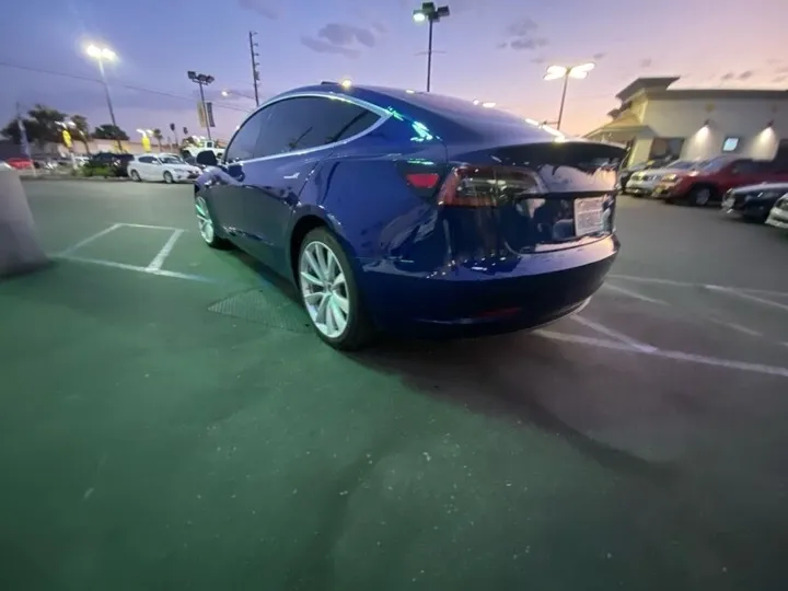 BLUE, 2018 TESLA MODEL 3 Image 6