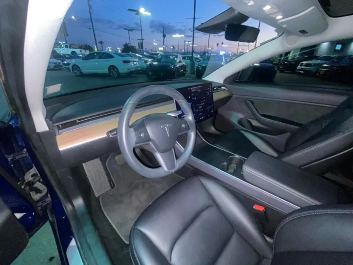 BLUE, 2018 TESLA MODEL 3 Image 15