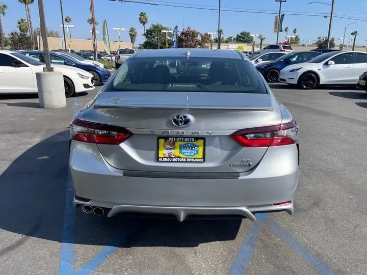 SILVER, 2021 TOYOTA CAMRY HYBRID Image 8