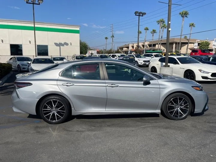 SILVER, 2021 TOYOTA CAMRY HYBRID Image 11