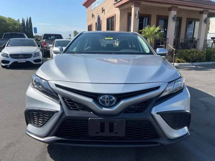 SILVER, 2021 TOYOTA CAMRY HYBRID Image 2