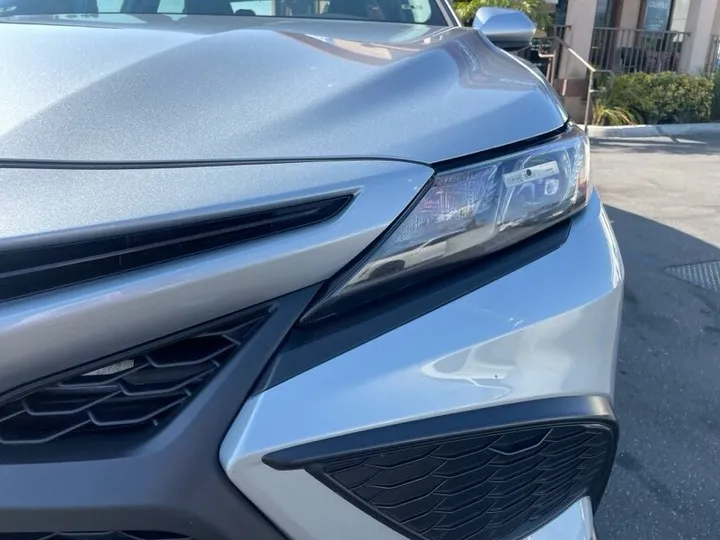 SILVER, 2021 TOYOTA CAMRY HYBRID Image 3