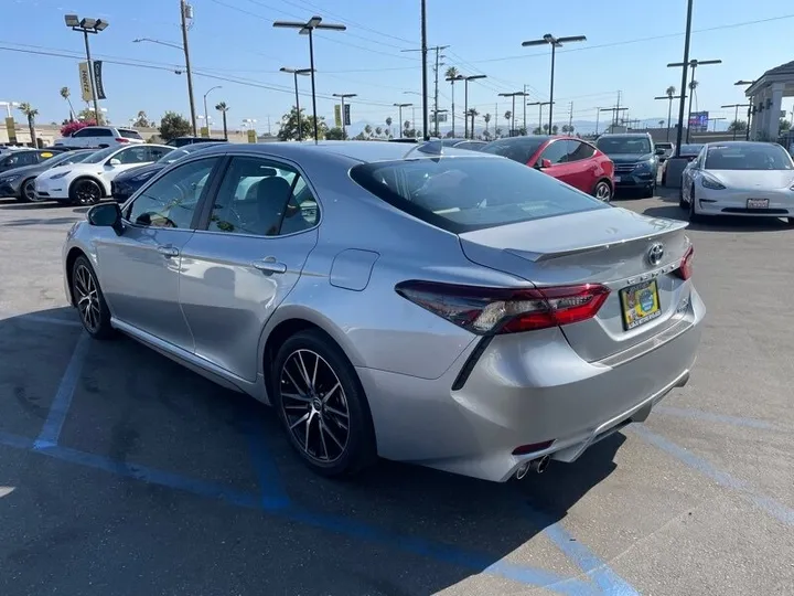 SILVER, 2021 TOYOTA CAMRY HYBRID Image 7