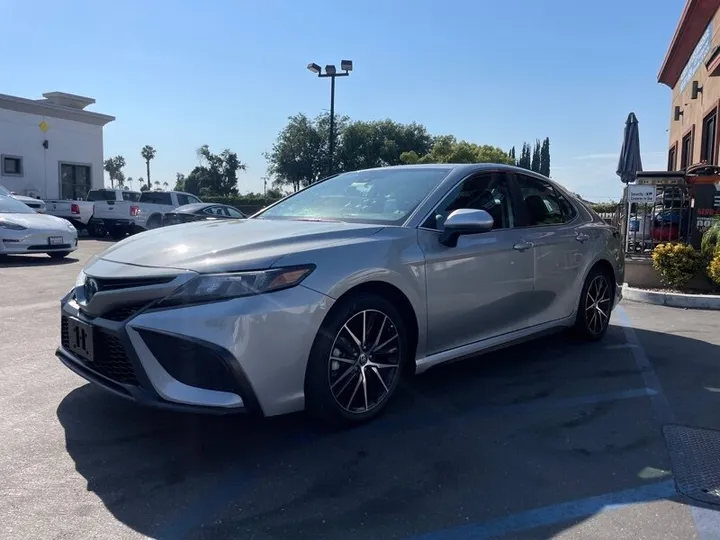 SILVER, 2021 TOYOTA CAMRY HYBRID Image 4