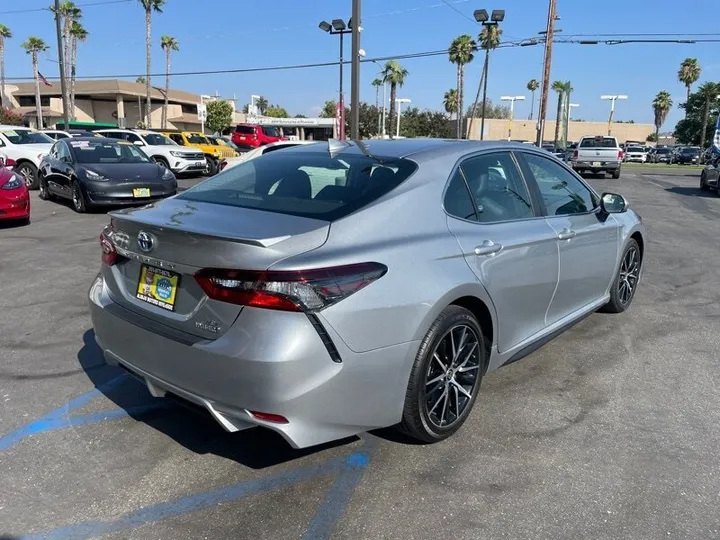 SILVER, 2021 TOYOTA CAMRY HYBRID Image 10