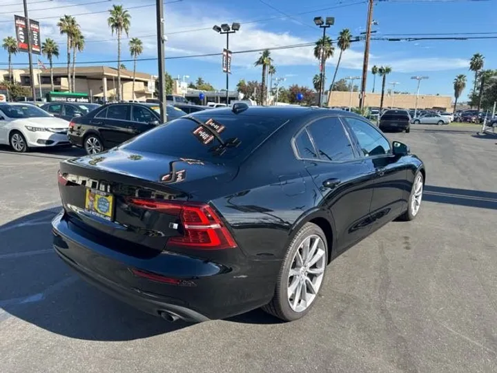 BLACK, 2019 VOLVO S60 Image 13