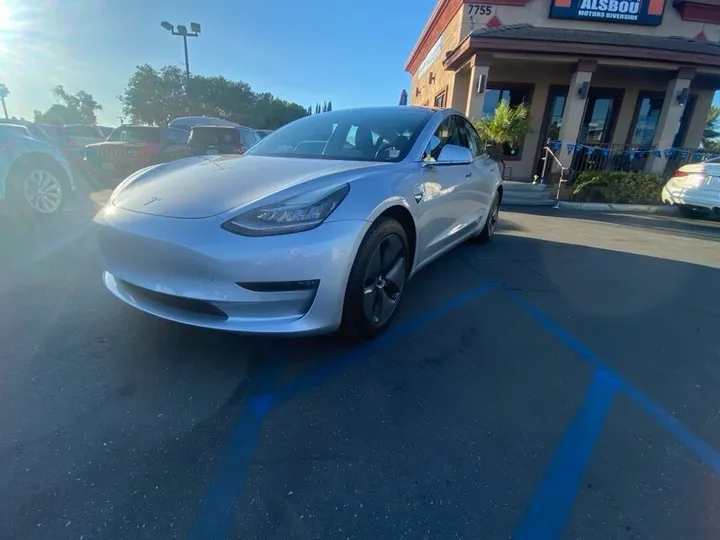 SILVER, 2018 TESLA MODEL 3 Image 3