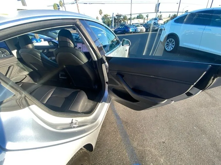 SILVER, 2018 TESLA MODEL 3 Image 28