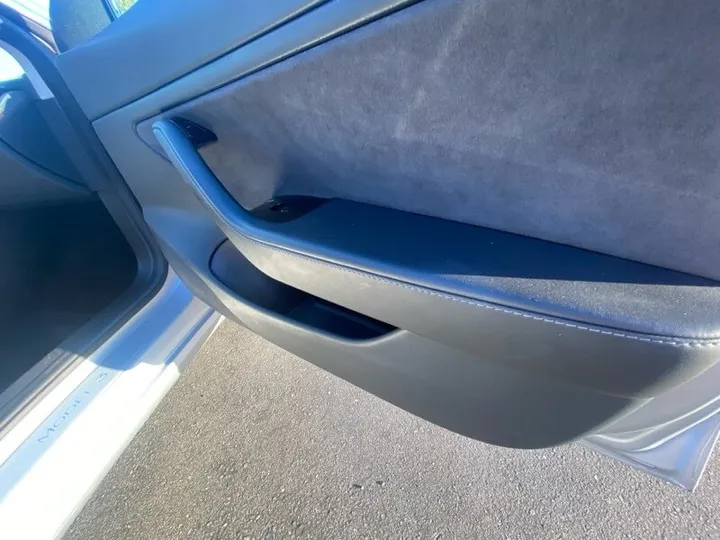 SILVER, 2018 TESLA MODEL 3 Image 39