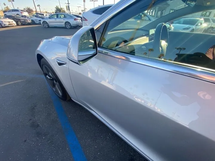 SILVER, 2018 TESLA MODEL 3 Image 5