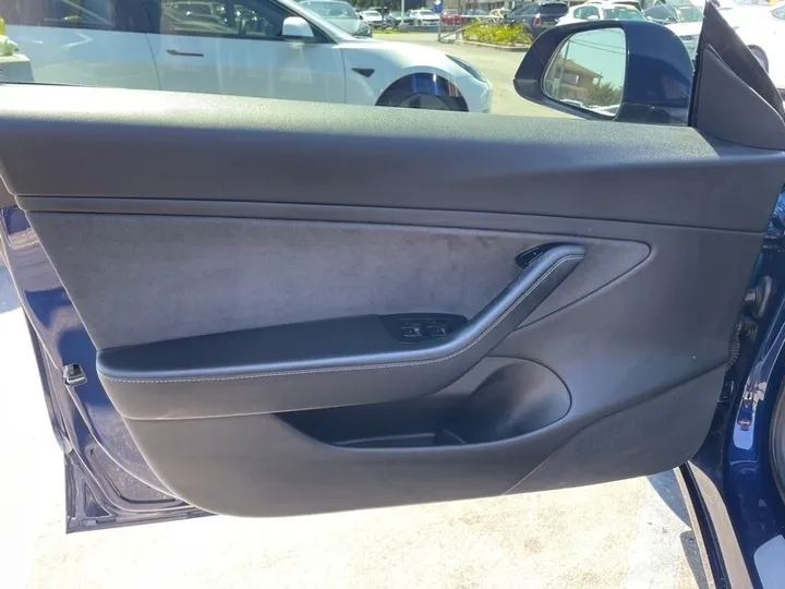 BLUE, 2018 TESLA MODEL 3 Image 12