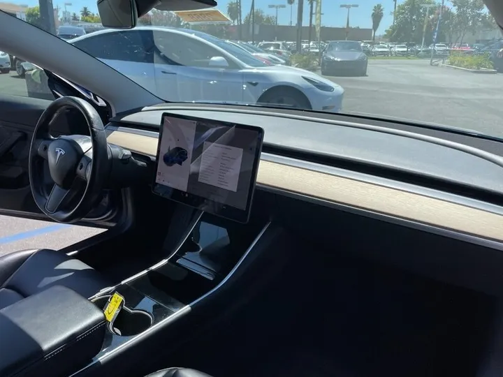 BLUE, 2018 TESLA MODEL 3 Image 38