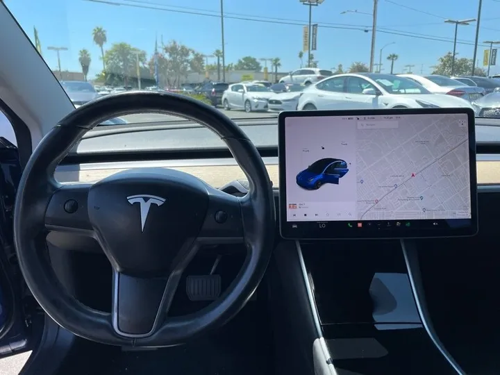 BLUE, 2018 TESLA MODEL 3 Image 17