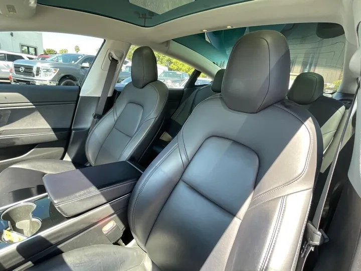 BLUE, 2018 TESLA MODEL 3 Image 14