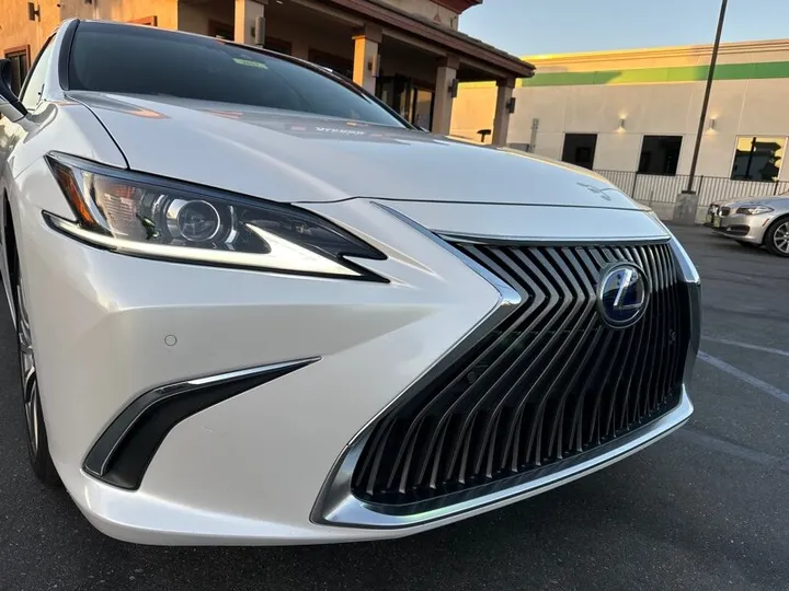 WHITE, 2020 LEXUS ES 300H Image 18