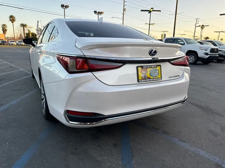 WHITE, 2020 LEXUS ES 300H Image 9