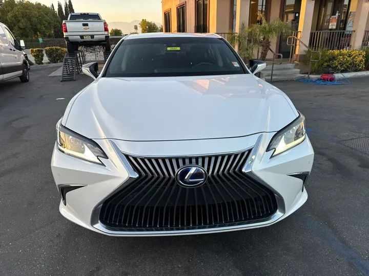 WHITE, 2020 LEXUS ES 300H Image 2