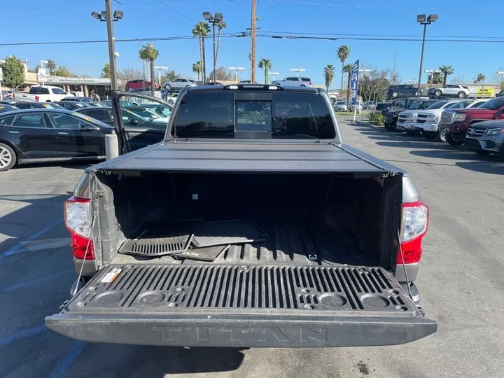 GRAY, 2018 NISSAN TITAN Image 15