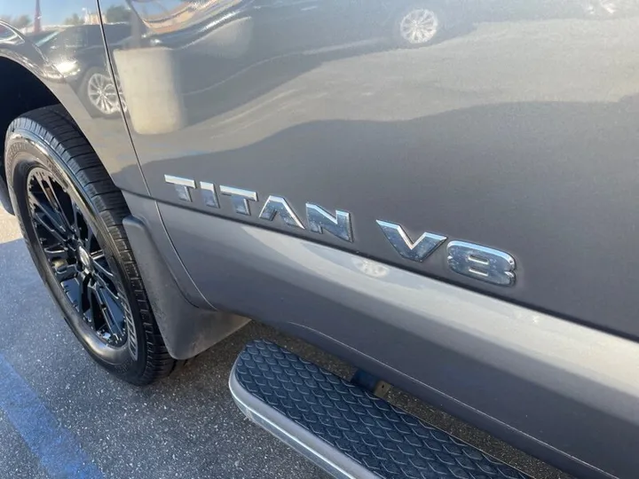 GRAY, 2018 NISSAN TITAN Image 9