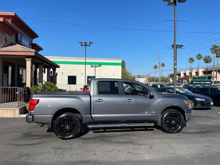 GRAY, 2018 NISSAN TITAN Image 7