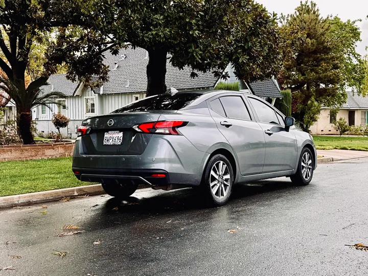 GRAY, 2021 NISSAN VERSA Image 4