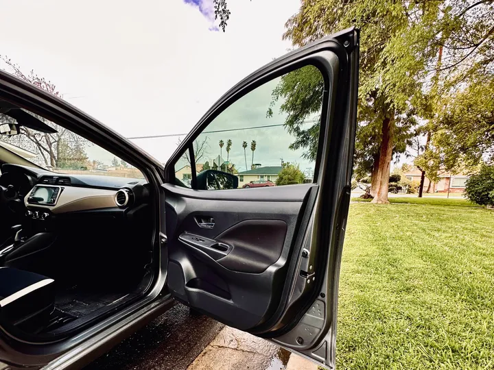 GRAY, 2021 NISSAN VERSA Image 32