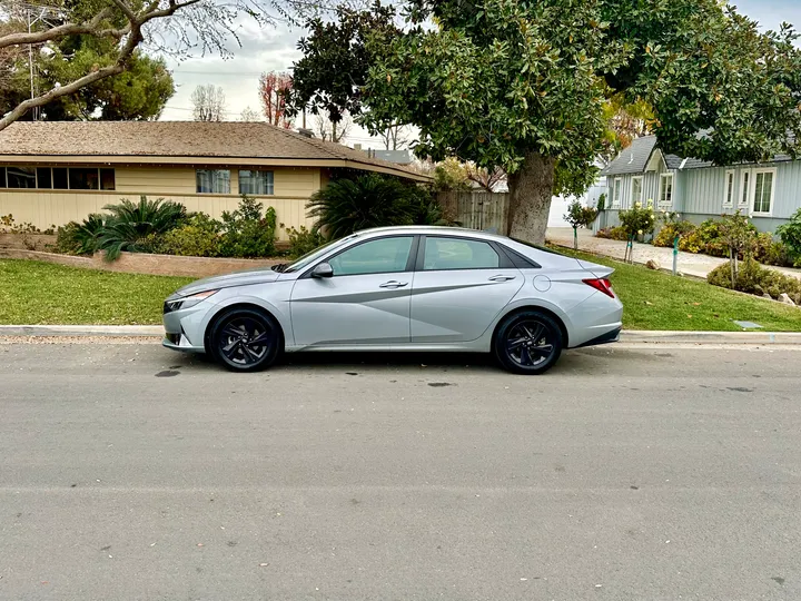 SILVER, 2021 HYUNDAI ELANTRA Image 8