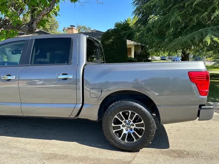 N / A, 2021 NISSAN TITAN CREW CAB Image 11