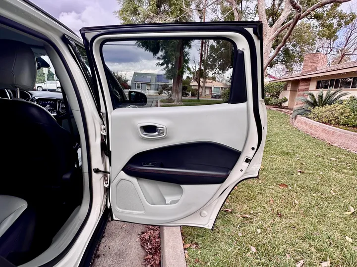 WHITE, 2020 JEEP COMPASS Image 32