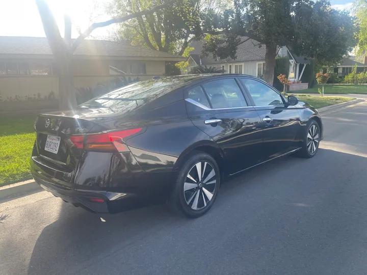 BLACK, 2021 NISSAN ALTIMA Image 2