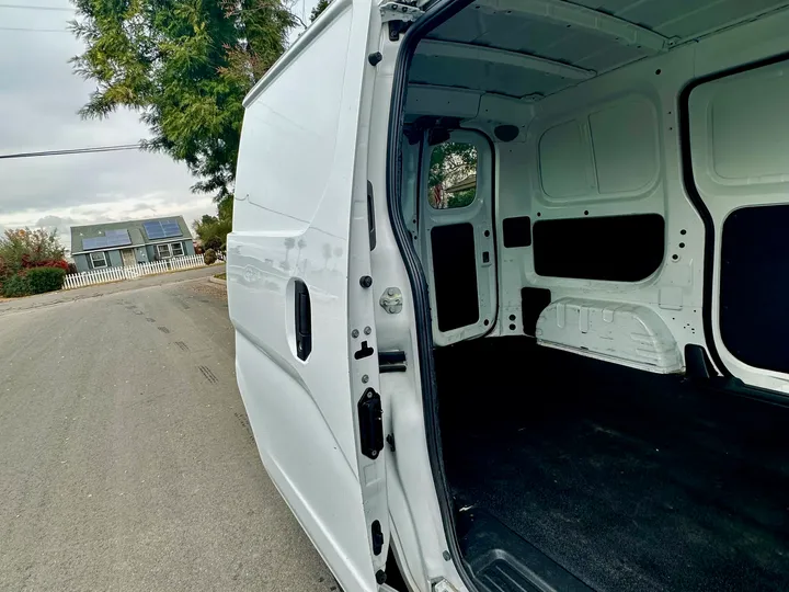 WHITE, 2019 NISSAN NV200 Image 9